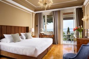 Deluxe Lake View with Balcony room in Villa Cortine Palace Hotel