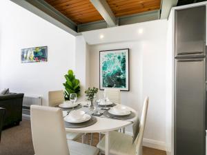 City Stay • 3 Ensuites • SunTerrace • Free Parking Pass the Keys