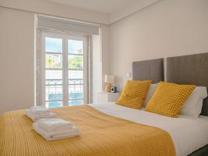 Cozy 1BR, Private Terrace & Pool – Estrela | By Airnest