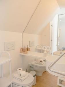 Cozy 1BR, Private Terrace & Pool – Estrela | By Airnest