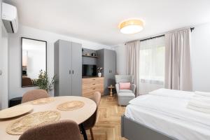 Modern Comfort - Langiewicza Apartments - by Upstairs