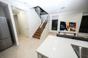 Brand new 5 bedroom house close to Rouse hill
