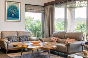 StayVistas The Tavern At Canary Farms - Mountain-View Luxury Mansion with Infinity Pool & Games Zone