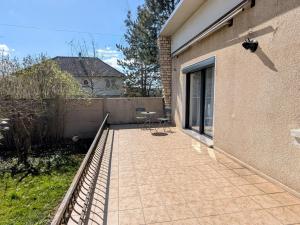 Maisons de vacances Gite renove avec jardin a Vignot - FR-1-585-175 : photos des chambres