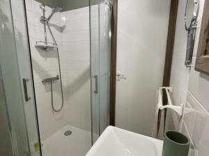 Maisons de vacances Gite spacieux en Touraine avec jardin et terrasse, proche vignobles - FR-1-381-605 : photos des chambres
