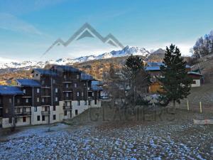 Duplex rénové 8 pers. à 120m des pistes avec parking, balcon, vue montagne, 3 chambres - FR-1-329-95