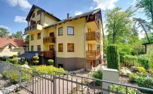 Beżowy Apartament Sun Seasons 24 w Karpaczu z Parkingiem i Balkonem by Noclegi Renters