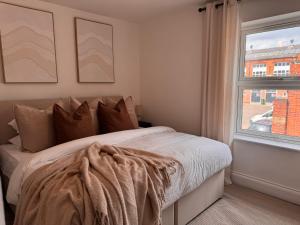 The Cedar - Free Parking, Netflix, Near M1, M69