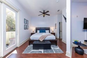 30A Haven King Bed Suite with Free Parking, Spacious Pool & Balcony View