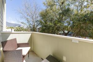 30A Haven King Bed Suite with Free Parking, Spacious Pool & Balcony View