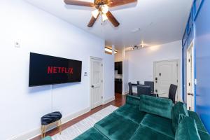 30A Haven King Bed Suite with Free Parking, Spacious Pool & Balcony View