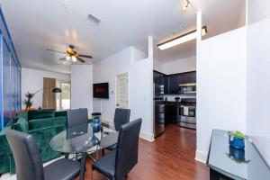30A Haven King Bed Suite with Free Parking, Spacious Pool & Balcony View