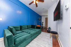 30A Haven King Bed Suite with Free Parking, Spacious Pool & Balcony View