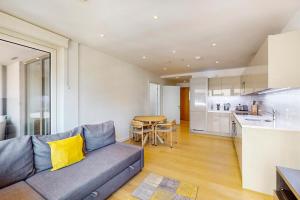 Chic 1 Bed Flat With Balcony Walking Distance to tube