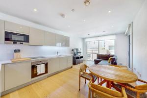 Chic 1 Bed Flat With Balcony Walking Distance to tube