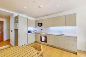 Chic 1 Bed Flat With Balcony Walking Distance to tube