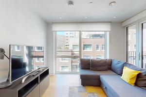 Chic 1 Bed Flat With Balcony Walking Distance to tube