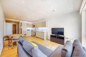 Chic 1 Bed Flat With Balcony Walking Distance to tube