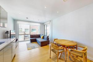 Chic 1 Bed Flat With Balcony Walking Distance to tube