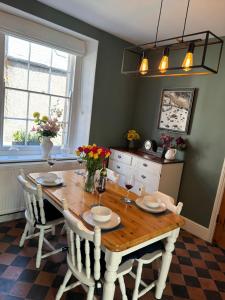 2 bed period cottage sleeps 4 in central Crickhowell