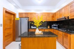 Modern Oasis near Monument with Rooftop BBQ , Gym, and Free Parking