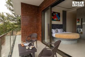 StayVista at Brick & Beam with Private Plunge Pool, Lawn, BBQ and Bonfire