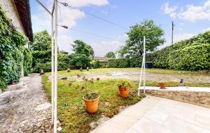 Maisons de vacances Lovely Home In Les Leves Et Thoumeyra : photos des chambres