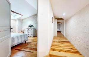Maisons de vacances Lovely Home In Les Leves Et Thoumeyra : photos des chambres