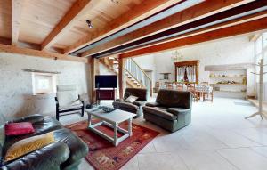 Maisons de vacances Lovely Home In Les Leves Et Thoumeyra : photos des chambres