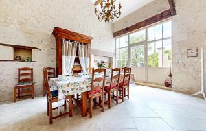 Maisons de vacances Lovely Home In Les Leves Et Thoumeyra : photos des chambres
