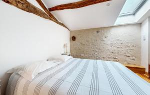 Maisons de vacances Lovely Home In Les Leves Et Thoumeyra : photos des chambres