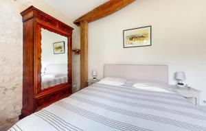 Maisons de vacances Lovely Home In Les Leves Et Thoumeyra : photos des chambres