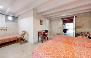 Maisons de vacances Lovely Home In Les Leves Et Thoumeyra : photos des chambres