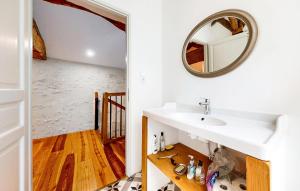 Maisons de vacances Lovely Home In Les Leves Et Thoumeyra : photos des chambres