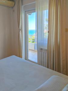 The rising sun-Stylish Sea View Apartment