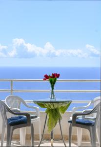 The rising sun-Stylish Sea View Apartment