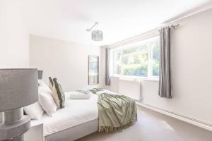 Windsor Escape, 2 Beds, Walk to Town, Parking