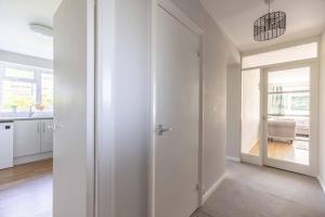 Windsor Escape, 2 Beds, Walk to Town, Parking