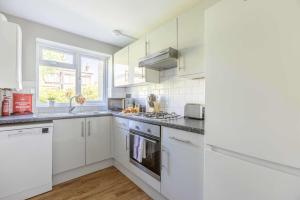 Windsor Escape, 2 Beds, Walk to Town, Parking