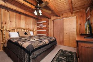 3 king bedrooms with hot tub, pool table, arcade game, great location!