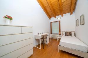 GuestHost - Lovely Apartment X6 with Balcony