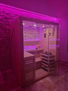 Laudacieuse-Jacuzzi et sauna , miroir suspendu