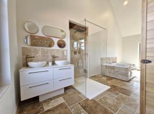 Laudacieuse-Jacuzzi et sauna , miroir suspendu