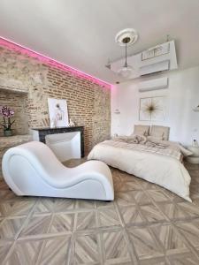 Laudacieuse-Jacuzzi et sauna , miroir suspendu