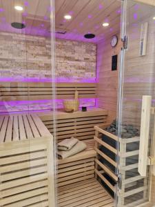 Laudacieuse-Jacuzzi et sauna , miroir suspendu