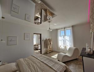 Laudacieuse-Jacuzzi et sauna , miroir suspendu