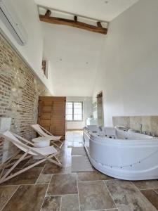 Appartements L-audacieuse-Jacuzzi et sauna , miroir suspendu : photos des chambres