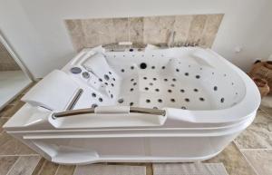 Appartements L-audacieuse-Jacuzzi et sauna , miroir suspendu : photos des chambres