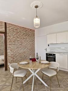 Appartements L-audacieuse-Jacuzzi et sauna , miroir suspendu : photos des chambres