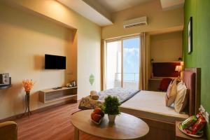 Comfy Stay Luxury Apartment Gaur city Mall